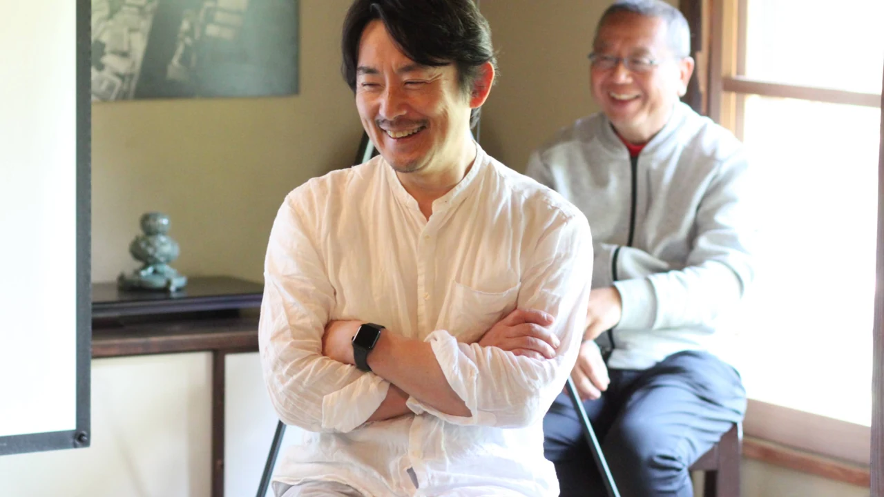 Kouji Miki and Shigeru Utsunomiya sharing a conversation