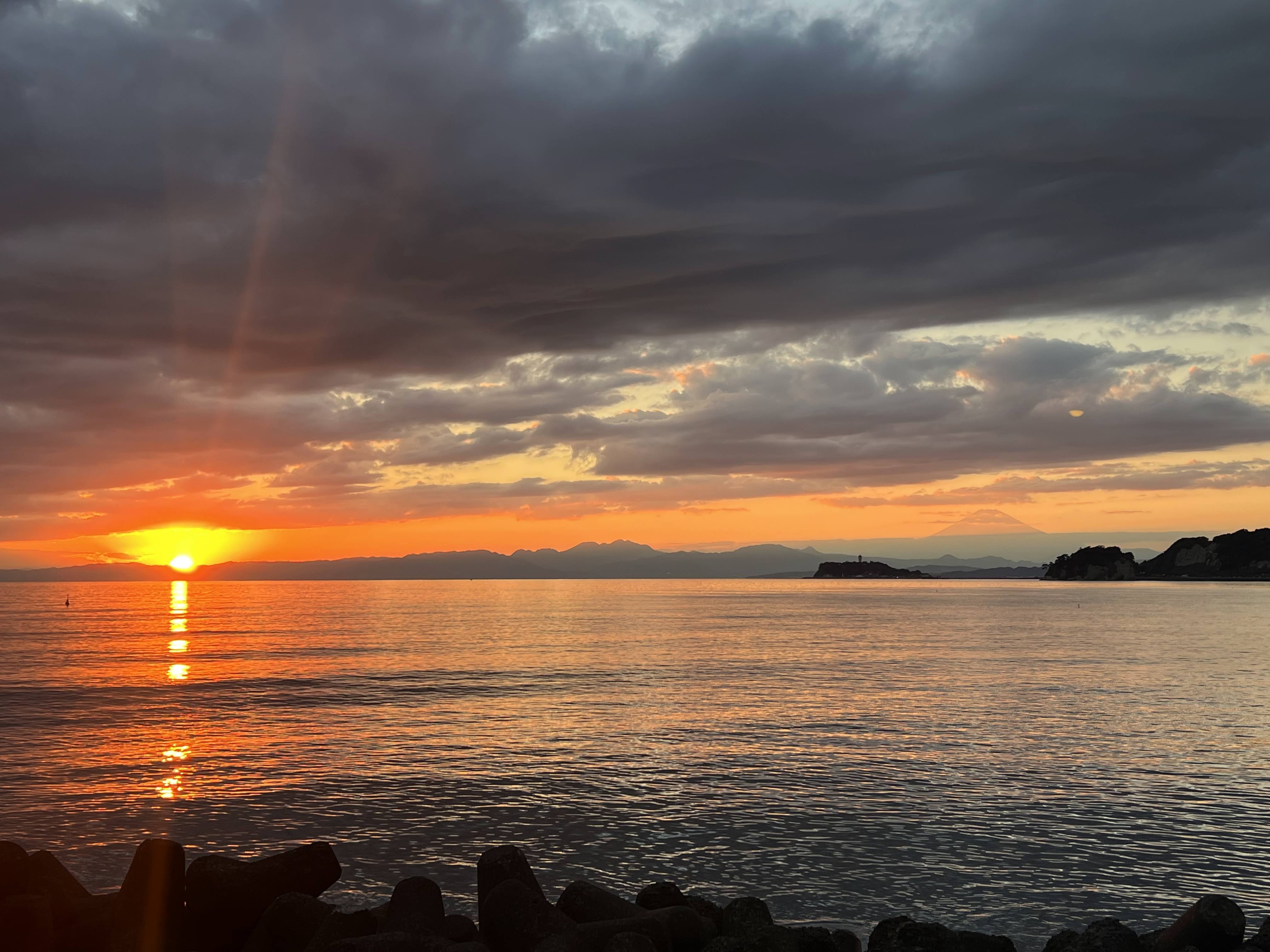 鎌倉の海に沈む夕日
